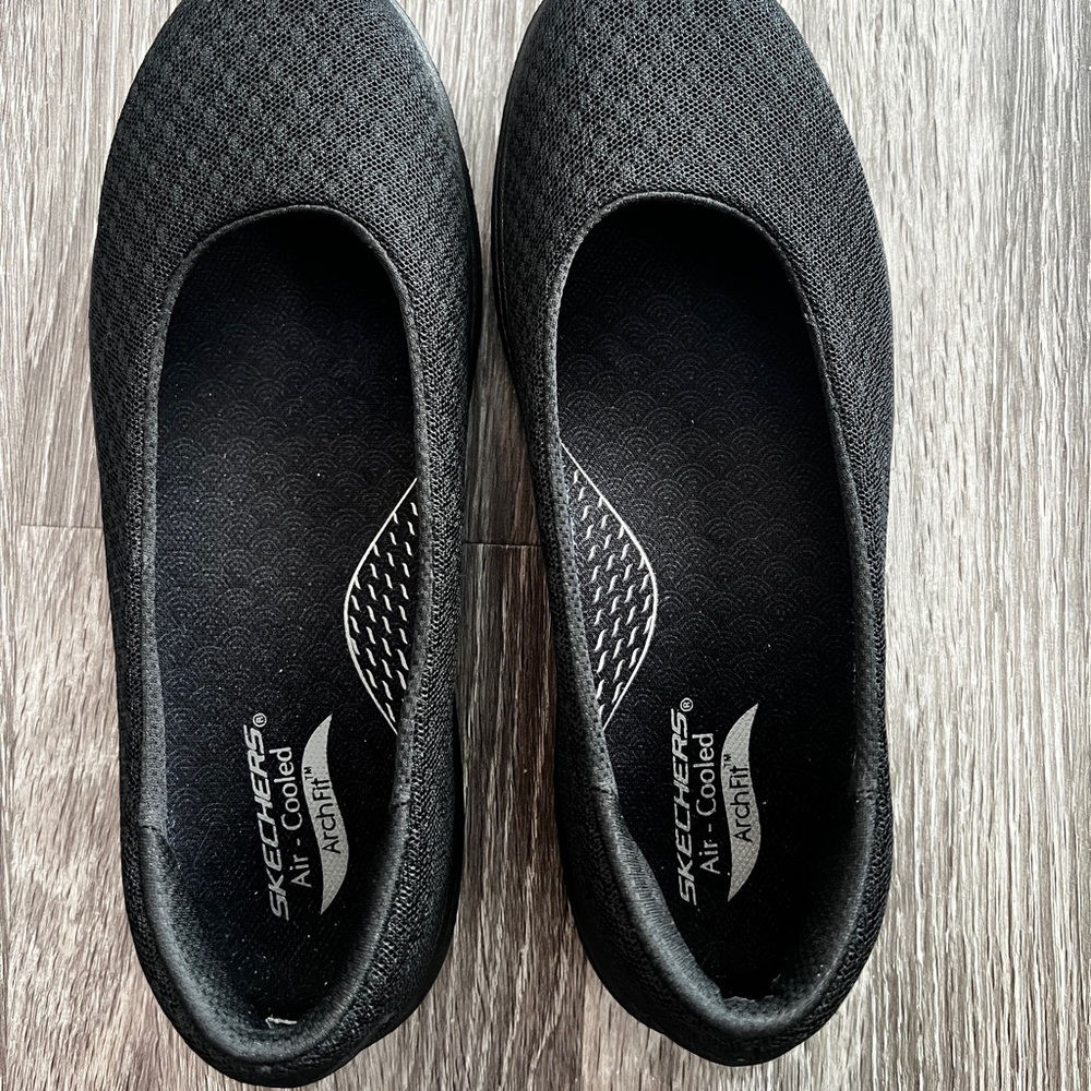 Skechers Arch fit inspired Audrey Women's Black Slip-On Shoes Air-Cooled Size 6